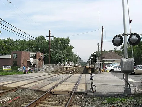 little neck: a neighbourhood in eastern Queens, New York City, New York, United States, often combined with...