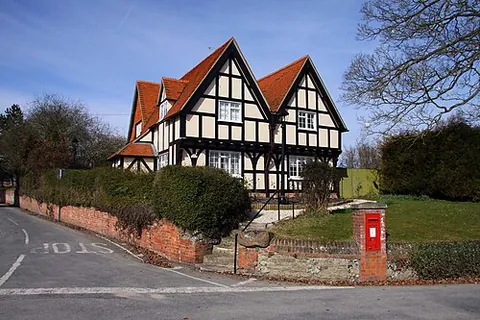 lockinge: a civil parish (served by Ardington and Lockinge Parish Council) in Vale of White Horse district,...