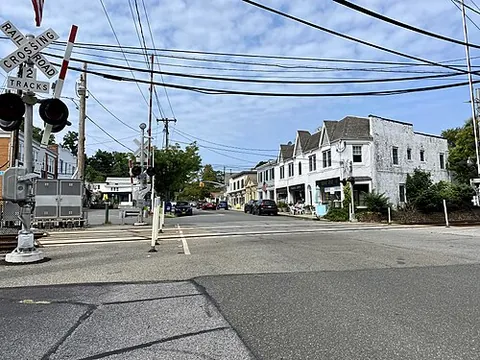 locust valley: a hamlet and census-designated place in the town of Oyster Bay, Nassau County, New York, named for...