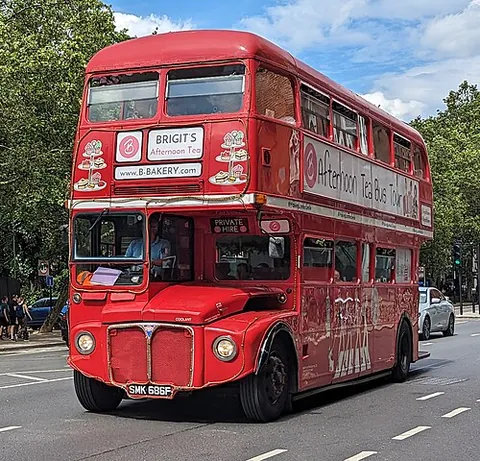 london bus: a unit of length, approximately 30 feet or 8⅓ metres