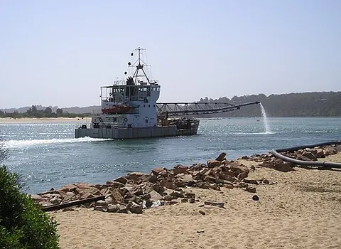 longshoot: a type of dredger that ejects sand and sediment through a long stream