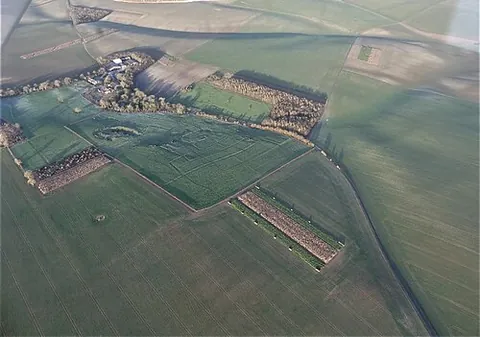 maidenwell: a settlement and civil parish (without a council) in East Lindsey district, Lincolnshire, England...