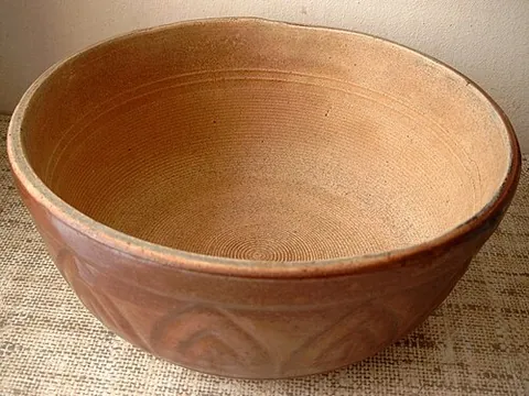 makitra: a Ukrainian clay mixing bowl used to grind various soft products