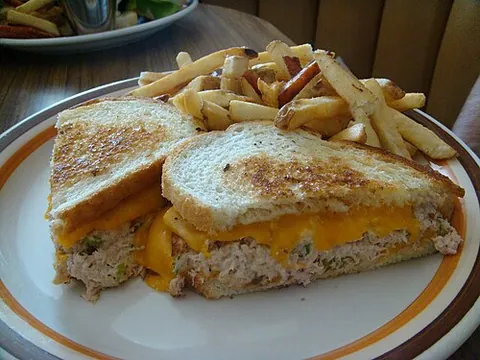 melt sandwich: a type of closed sandwich with a non-cheese filling, and a layer of cheese on top which is grilled...