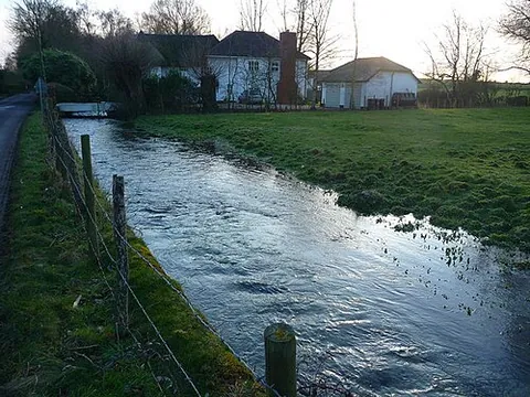 middle wallop: a village and army airfield in Nether Wallop parish and Over Wallop parish, Test Valley district,...