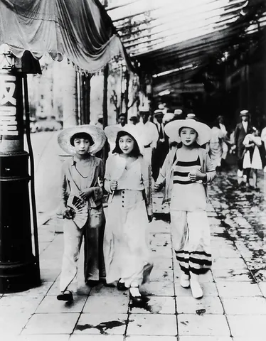 modern girl: a Japanese woman who followed westernized fashions and lifestyles in the period after World War I