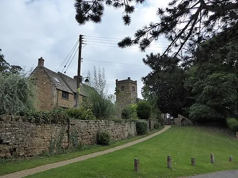 mollington: a village and civil parish in Cheshire West and Chester, Cheshire, England (OS grid ref SJ3870)