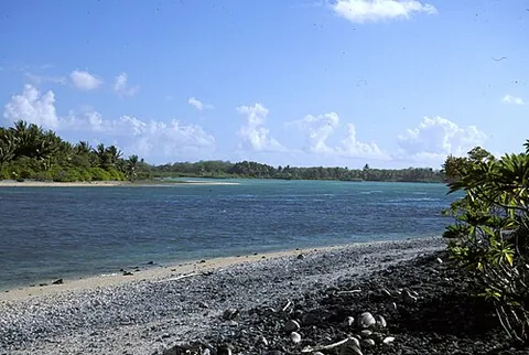nikumaroro: uninhabited atoll in the Phoenix Islands, Kiribati