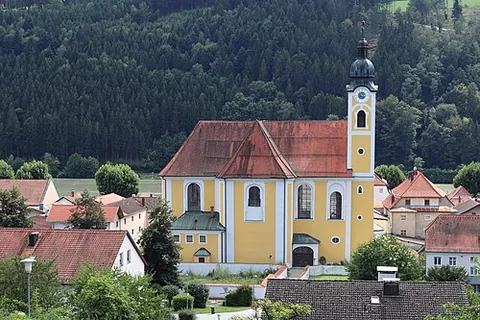 obernzell: a municipality in Passau district, Bavaria, Germany, across the Danube from Austria