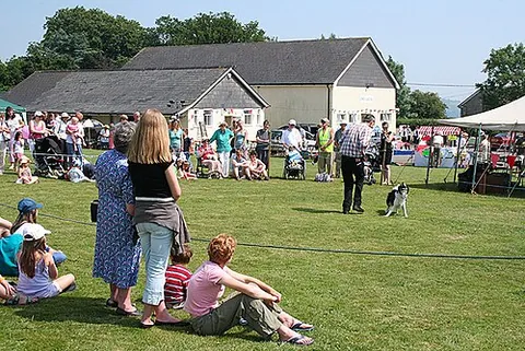 offwell: a village and civil parish in East Devon district, Devon, England (OS grid ref SY1999)