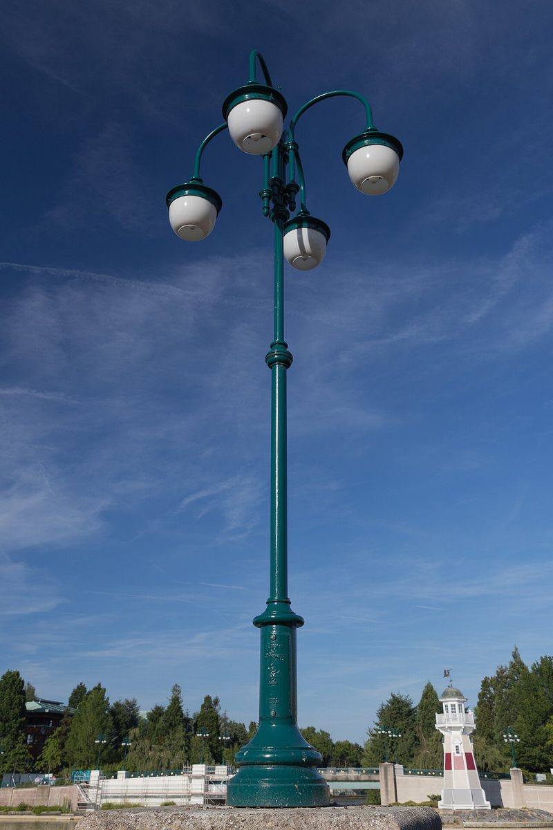 streetlight: any large outdoor light used to illuminate a public area, usually urban