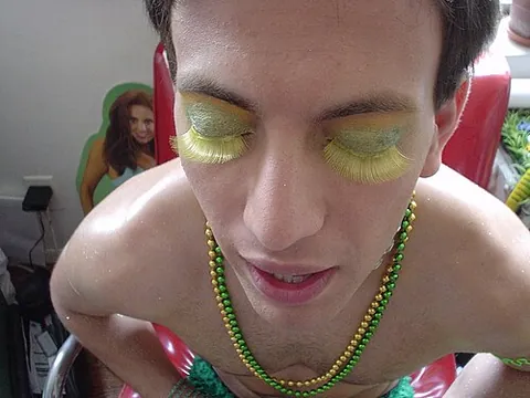 ogle fake: a false eyelash