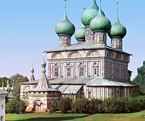 onion dome: an onion-shaped dome, characteristic of august buildings in Moghul and Russian architecture