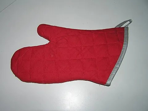 oven mitt: an oven glove