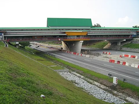 overhead bridge restaurant: a kind of rest area with restaurants forming a bridge above the expressway, accessible to traffic...