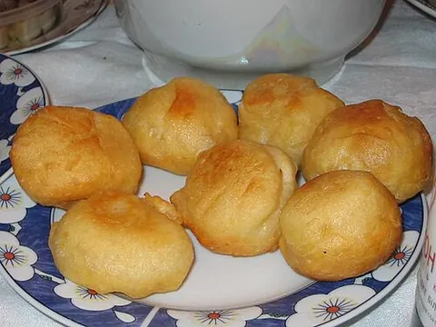 pampushka: a small savory or sweet yeast-raised bun or doughnut typical for Ukrainian cuisine