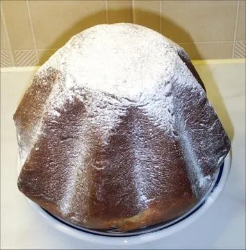 pandoro: a sweet bread loaf of Veronese origin, in the shape of a star, traditionally eaten at Christmas