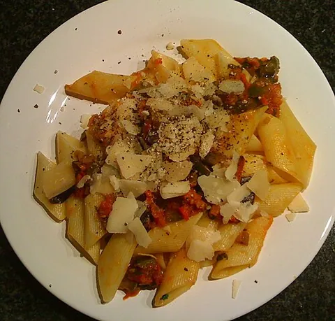 pennoni: a type of long, diagonally cut pasta