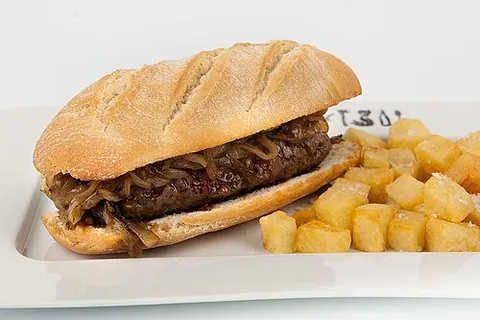 pepito: a sandwich of Spanish origin and popular in Latin America, made with beef, pork, or chicken