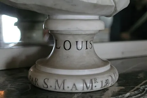 piedouche: a small pedestal used to support a bust, a vase, etc