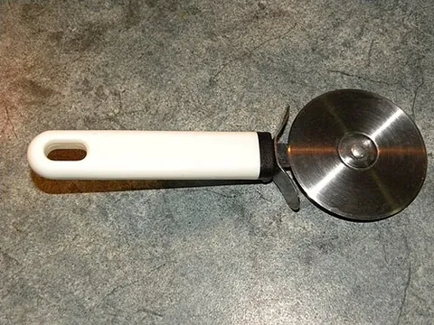 pizza wheel: synonym of pizza cutter (knife)