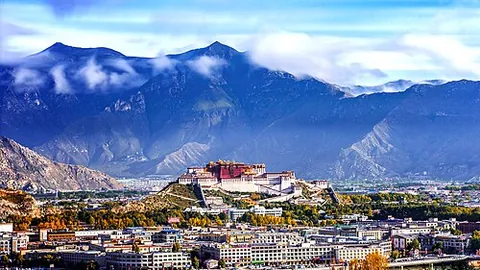potala palace: a museum and former palace of the Dalai Lama in Lhasa, capital of the Tibet Autonomous Region of...