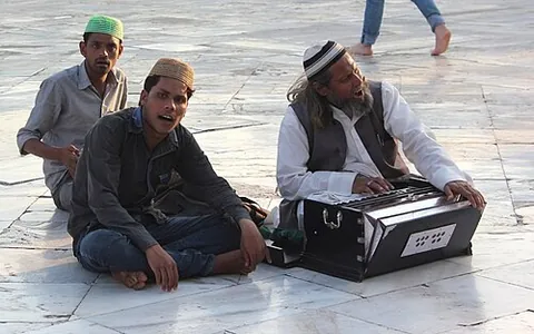 qawwal: a person who performs qawwali music or song