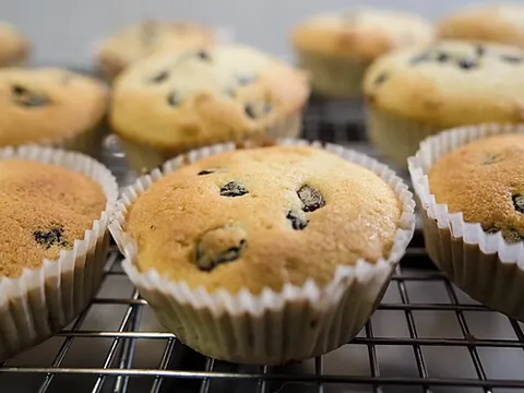 queen cake: a soft, muffin-sized, often heart-shaped cake, particularly popular in the 18th century, containing...