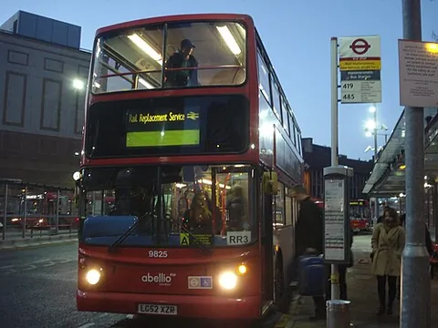 rail replacement service: synonym of bus replacement service