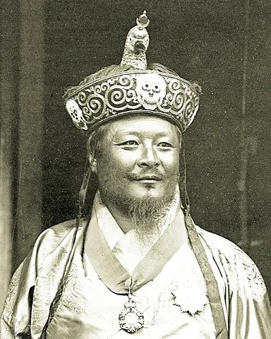 raven crown: a crown worn by the Druk Gyalpos of Bhutan, characteristically surmounted by the head of a raven