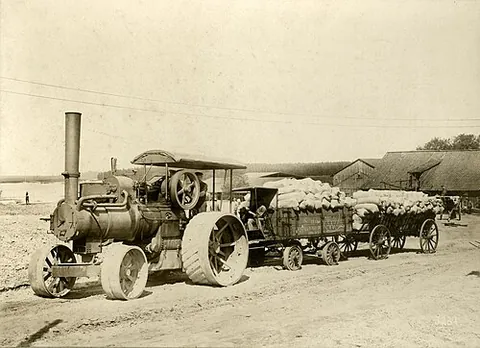 road locomotive: synonym of road steamer