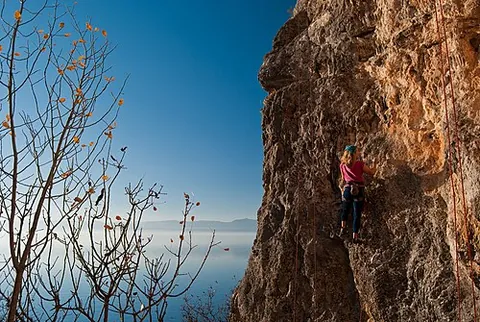 rock climber: a person who takes part in rock climbing