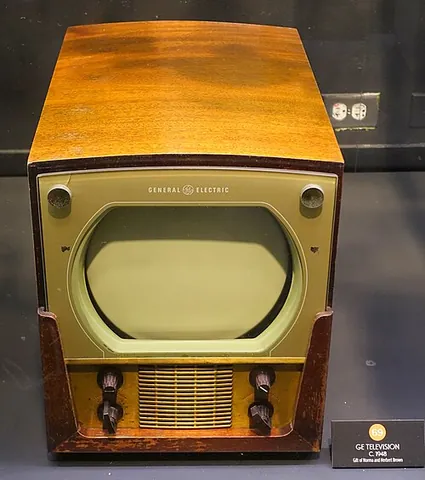 roundie: a television set with a round cathode ray tube