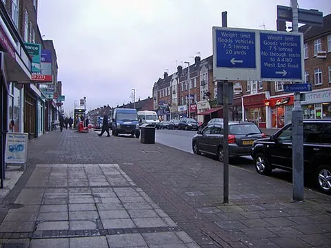 ruislip manor: a suburb in the borough of Hillingdon, Greater London, England (OS grid ref TQ1086)