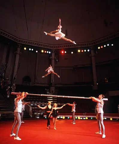 russian bar: a gymnastics-style beam held by two porters, used to do gymnastics-style tricks