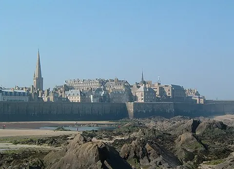 saint-malo: a walled port city in Ille-et-Vilaine department, on the north coast of Brittany, France