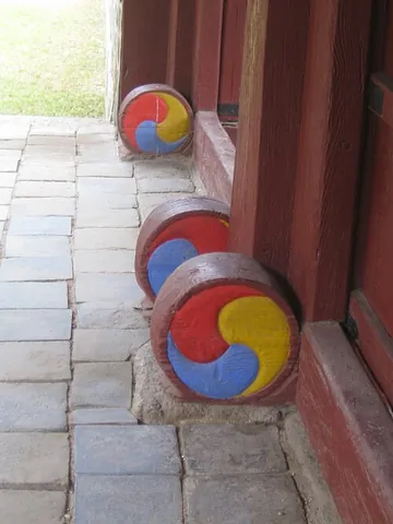 samtaegeuk: a variant of the taegeuk, featuring a third yellow spiral, representing humanity