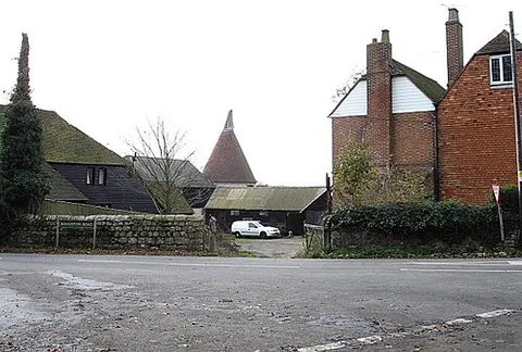 sandway: a hamlet in Lenham parish, Maidstone borough, Kent, England (OS grid ref TQ8851)