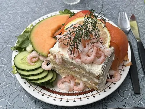 sandwich cake: a layer cake