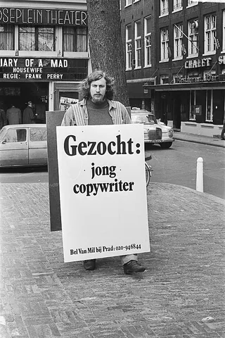 sandwichman: a man who wears a sandwich board