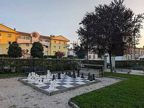 scacchic: of or relating to chess