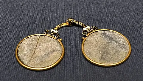 scissors-glasses: eyeglasses with scissoring stems, used for distance vision