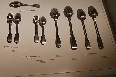 serving spoon: a large spoon used to serve food at table