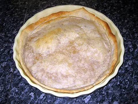 shortcrust pastry: a pastry containing no leavening agent; often used to make the base of tarts, pies, etc
