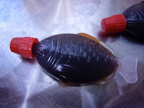 shoyu-tai: a single-use plastic soy sauce recipient in the format of a fish