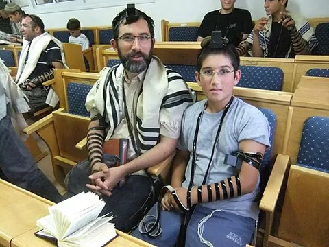 shulgoer: one who attends shul (“a synagogue”); a practising Jew