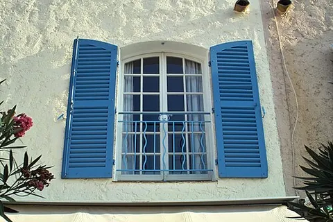 shutter: one who shuts or closes something