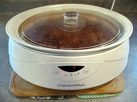 slow cooker: a kitchen appliance consisting of a clay pot and its housing with self-contained electrical...