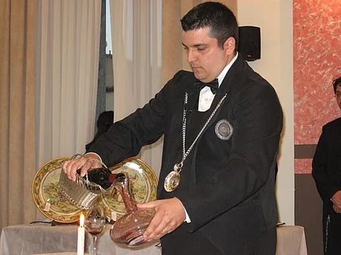 sommelier: the member of staff at a restaurant who keeps the wine cellar and advises the guests on a choice of...