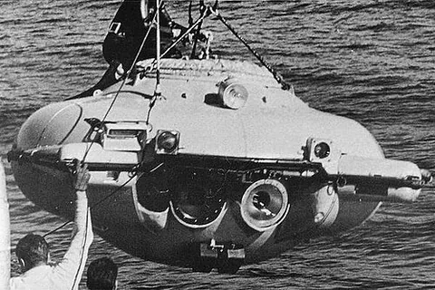 soucoupe: a type of small submarine designed to hold two people